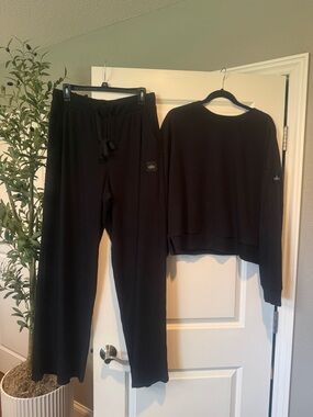 Alo Yoga Muse Set - Pullover and Wide Leg Pants